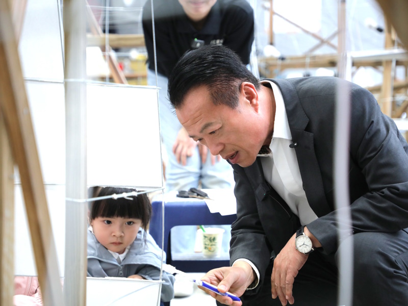 縣長翁章梁與小朋友體驗製作巨型紙燈籠 2026台灣燈會「青森睡魔抵嘉」