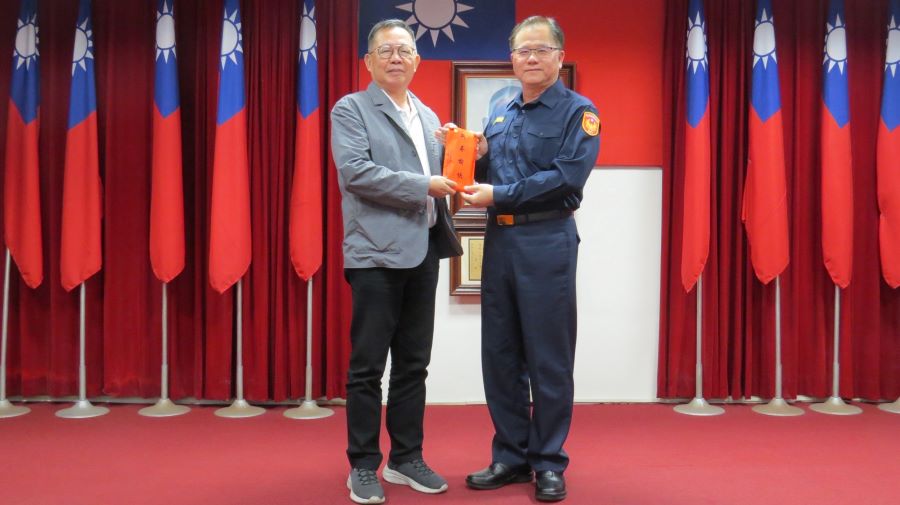 高雄港警友會謝龍隱主委拜早年 贈送春節慰勉金 慰勞員警終年辛勞