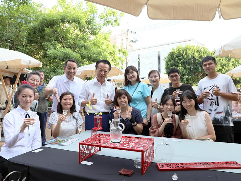 朴通市集之山海潤茶集 嘉義縣長翁章梁與民眾共同品茶提前慶中秋