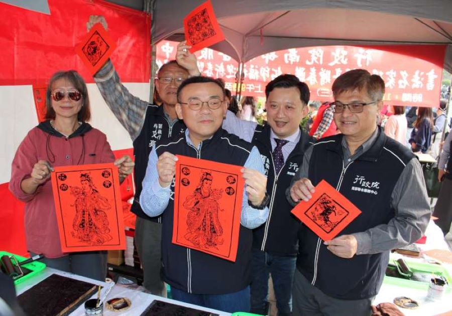 南服中心名家揮毫贈春聯 拓印宮娥門神祈福迎馬年