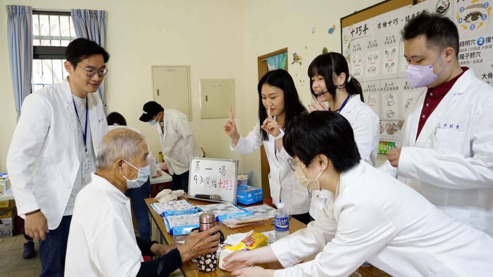 義守大學後中醫療服務隊走入偏鄉　中醫義診傳遞專業與溫暖