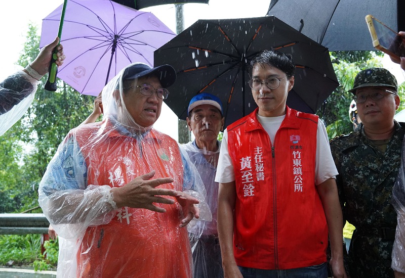 巴威颱風重創竹縣山區！縣道122線坍方中斷      楊文科冒雨勘查