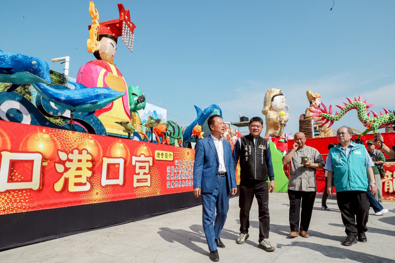「好神抵嘉」 走訪各宮廟燈座祈福 嘉義縣長翁章梁視察台灣燈會宗教燈區