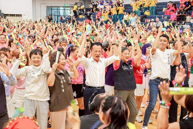 全場嗨跳「台灣尚勇」應援舞 嘉義縣長青才藝運動展演會