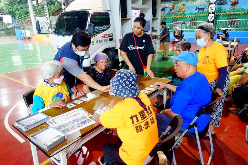 道路生存戰  交通安全桌遊，讓春日力里社區原民長輩好瘋狂