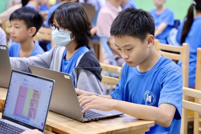 台南全國首批AI筆電進校園