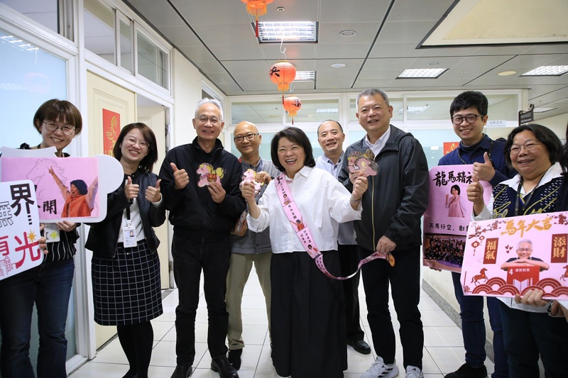 祝福同仁「粉紅超馬 幸福加碼」迎新年 嘉義市長黃敏惠分送春節紅包