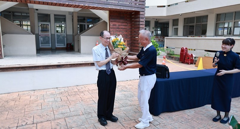 沈哲民醫師健康講座  鄭楊慶獻花感謝自鬼門關拉回一命