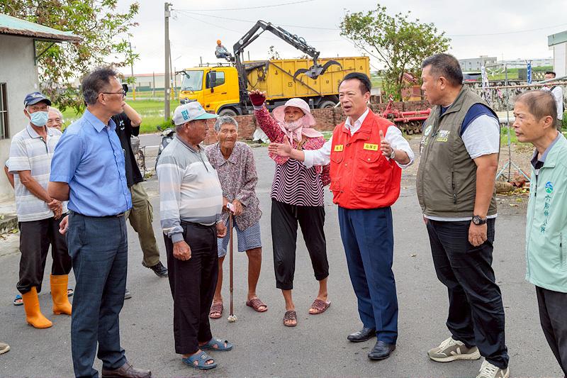 嘉義縣長翁章梁關心災後廢棄物清運情形