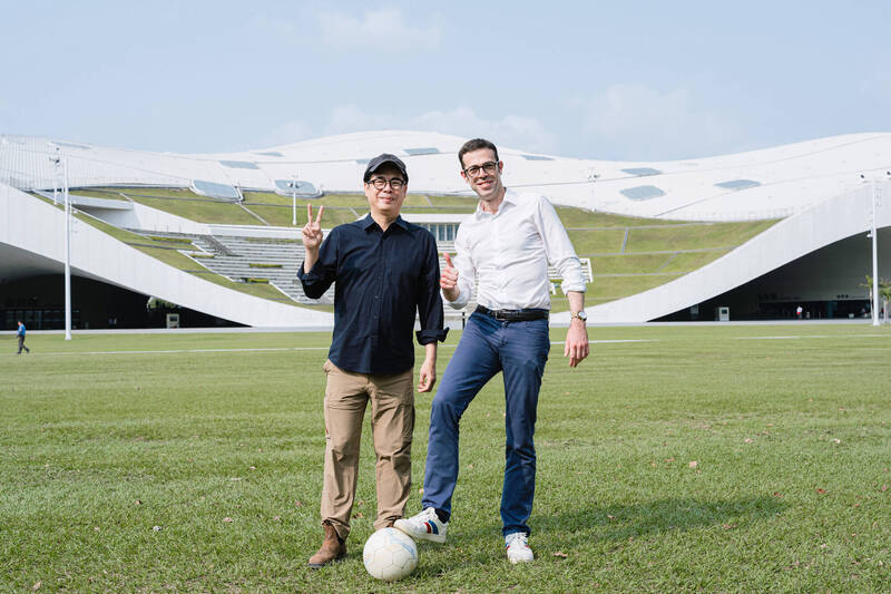 宣傳法國生活節在高雄 陳其邁與法國在台協會主任龍燁拍片熱血踢足球