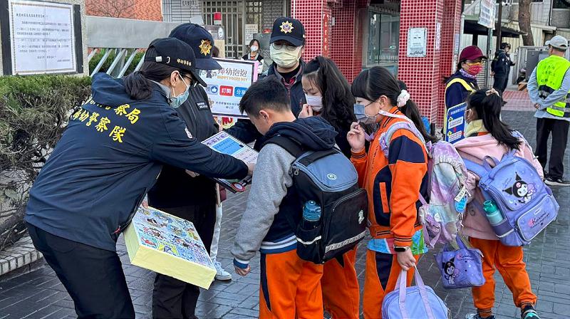 開學囉！     苗警貼心守護學童平安上放學