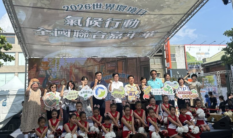 台電節電行動劇高雄駁二登場 邀孩童變身電力超人守護地球
