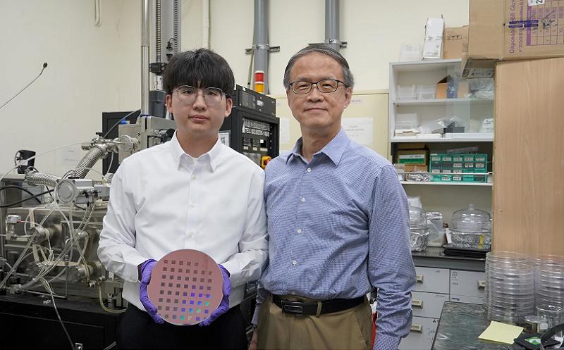 臺科大研發全球首創「菱形金屬奈米管陣列」助攻生醫檢測效能 登上國際頂尖期刊封面