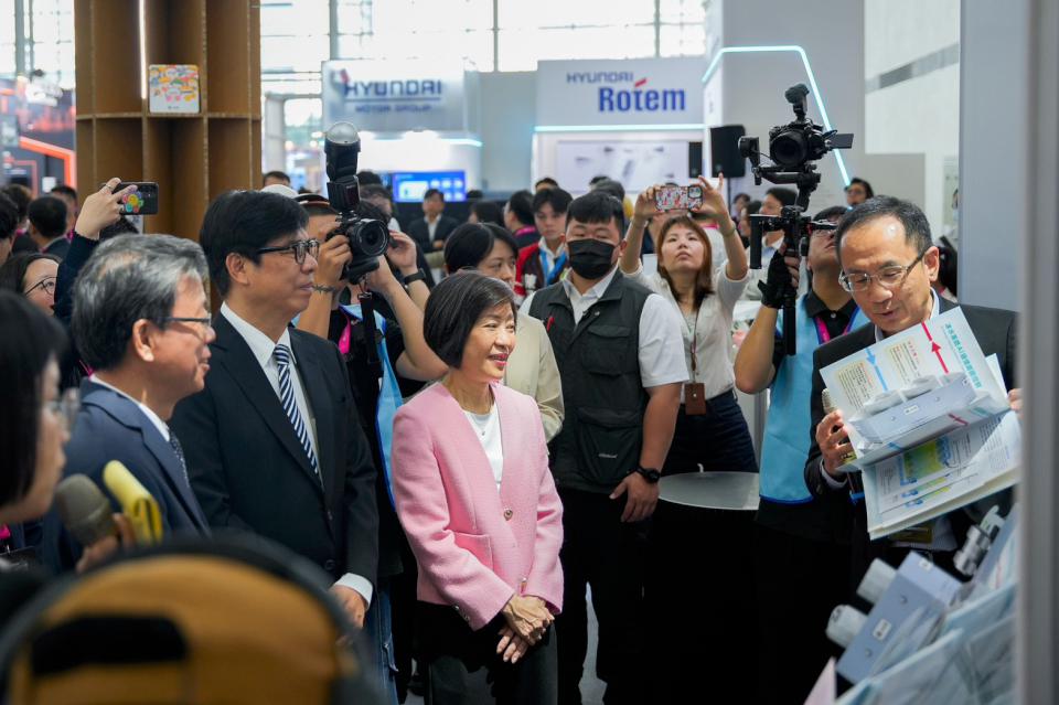 結束鐵人行程返台 陳其邁出席2026高雄智慧城市展開幕典禮 見證高雄以人為本的智慧城市推動進程