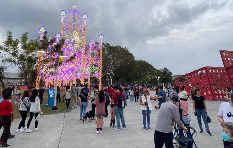 屏東燈節過年期間人潮湧現   貼心服務不打折