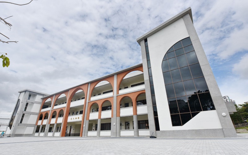 苗栗銅鑼文林國中新校舍落成暨協和圖書室揭牌         鍾東錦：打造客家山城現代化學園