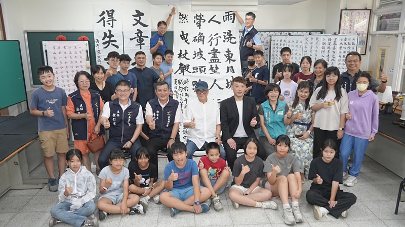 夏日樂學〜以香會友、以書傳心 嘉義縣議會議長關懷國小藝文教育