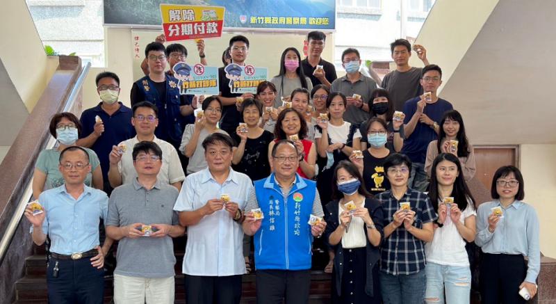 竹縣警反詐新招   中秋月餅貼上特製反詐貼紙   民眾直呼印象深刻 