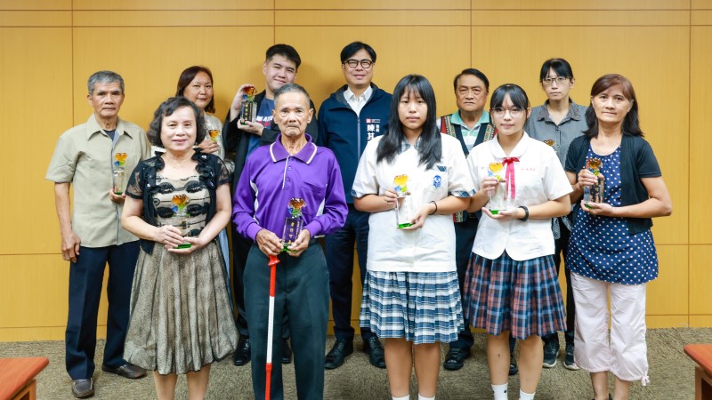 高雄市114年孝行楷模   陳其邁市政會議嘉許表揚
