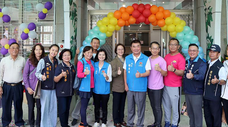 苗栗今年第7所     頭份信德國小「知識穀倉」社區共讀站揭牌啟用