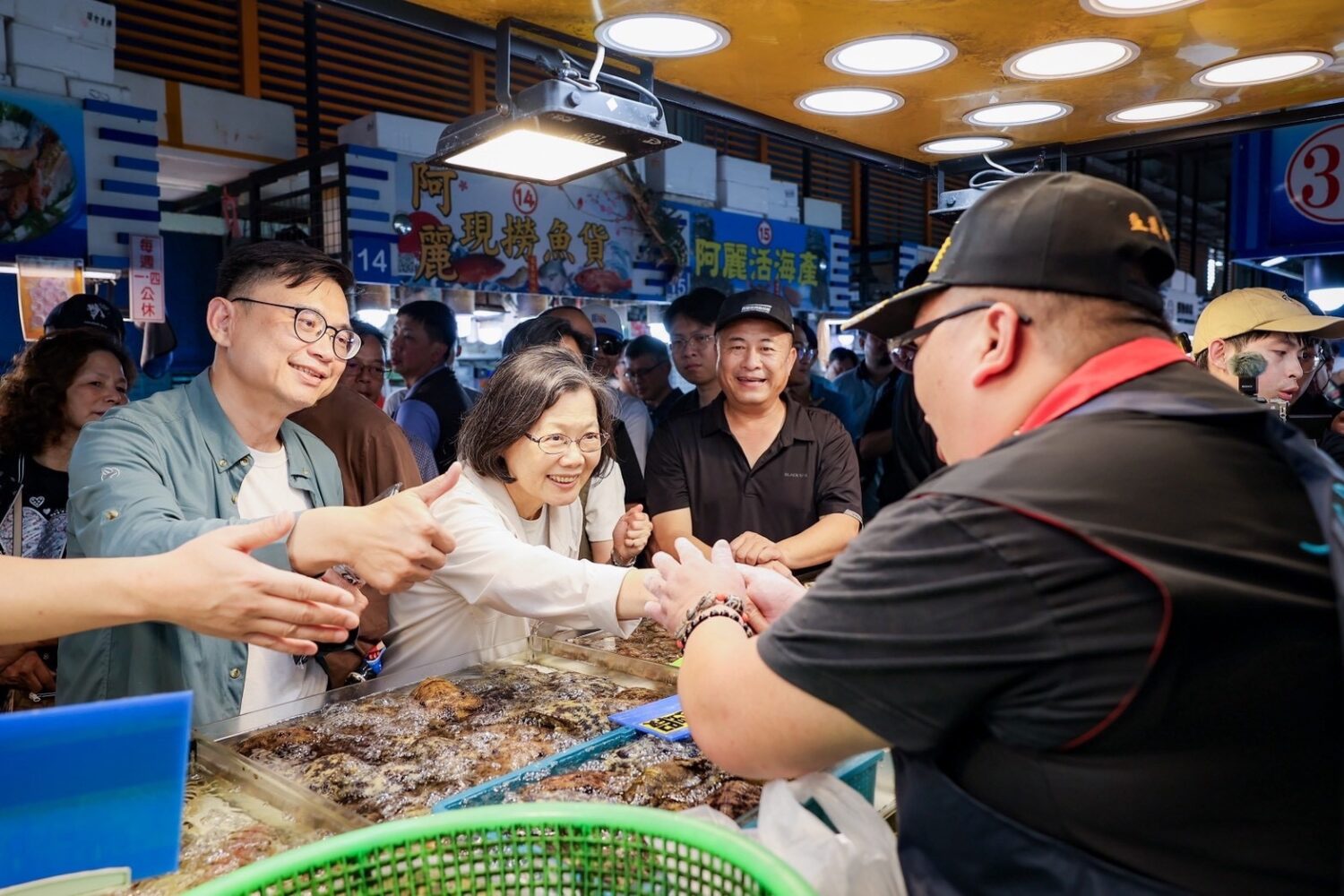 賴瑞隆陪同蔡英文體驗蚵仔寮魅力！