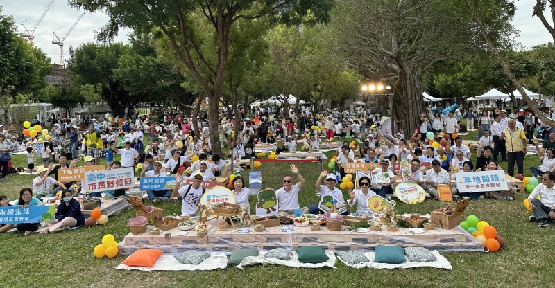 「2025台中市民野餐日」盛大登場！全市29區同步野餐  草地閱讀掀熱潮