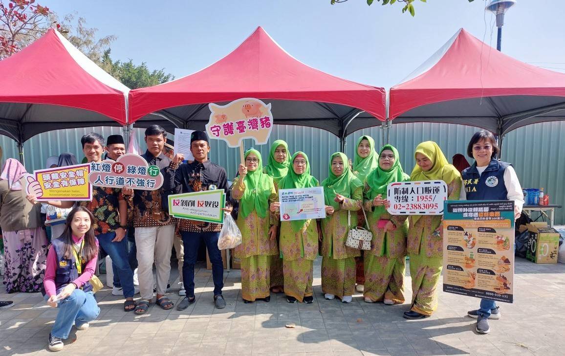  東港清真寺新春祈福  屏東移民署關懷漁工發送400件發熱衣 