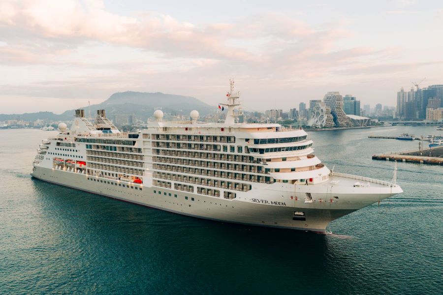 銀海郵輪「銀海明月號」首次靠泊高雄港 外籍旅客體驗港都文化魅力