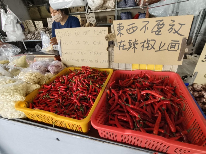 賣蒜頭 薑 辣椒的屏東小販 告示板多國語言