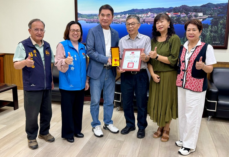 苗栗首例！黃松光榮獲三等原住民族獎章            鍾東錦表揚原鄉建設推手