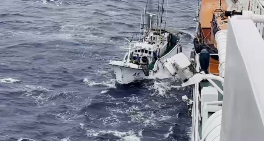 惡劣海象中成功救援　海巡雲林艦護送傷漁工平安返港