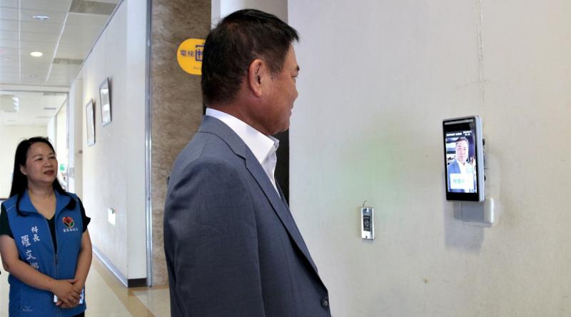 智慧城市再邁進一步！   苗縣府啟用人臉辨識差勤系統 