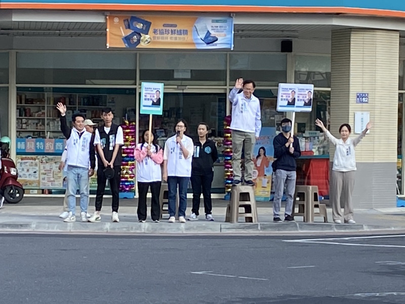 藍白整合民調白熱化 嘉義市長參選人張啓楷清晨站路口、掃市場拚出線