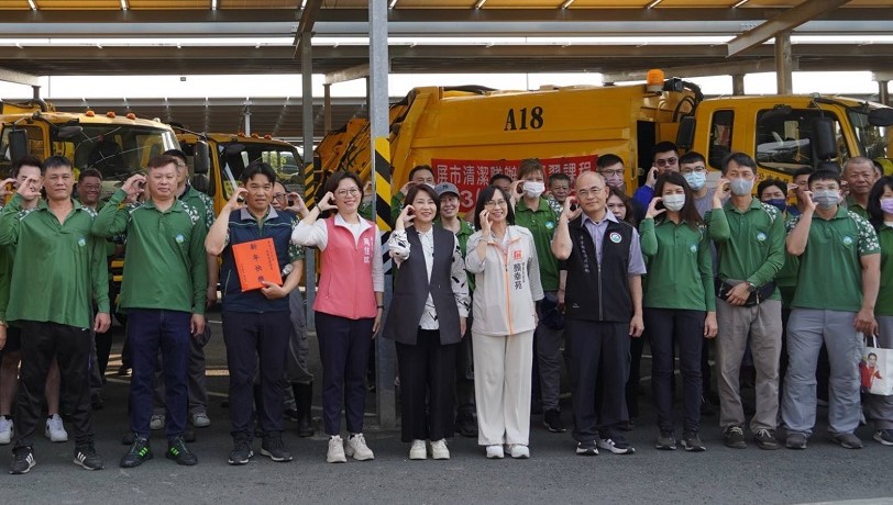 周春米縣長致贈春節加菜金 感謝清潔隊員守護屏東好過年