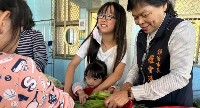 客家人以「做人如鹹菜性」形容自己    頭份市長羅雪珠心有所感