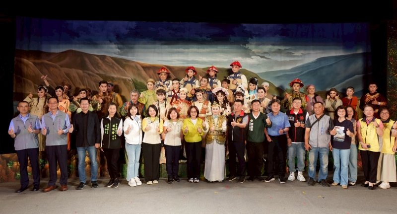 乎阿母心笑咪咪  康議長率議員揪市民作伙看戲