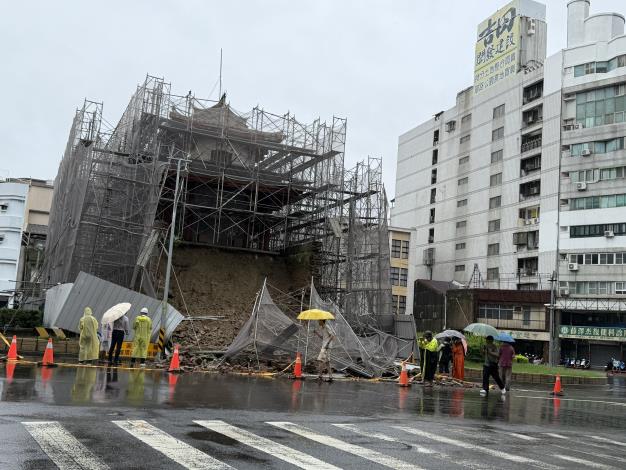 國定古蹟台南大東門側牆雨襲崩落
