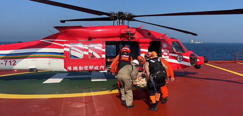 外籍油輪2名船員骨折受傷 海巡空勤聯手出動救援後送