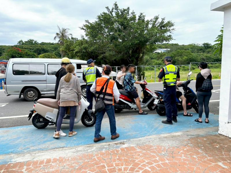 屏東監理站會同東港警方赴小琉球「監警聯合大執法」 呼籲民眾守法 