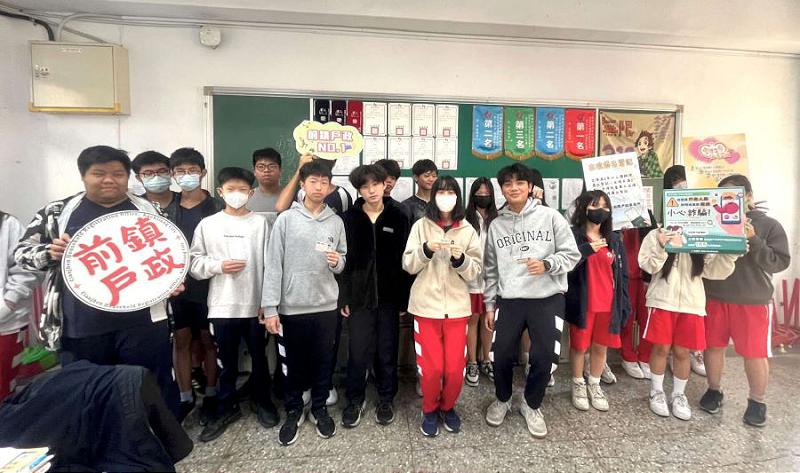 前鎮戶政前進校園受理人生第一張身分證