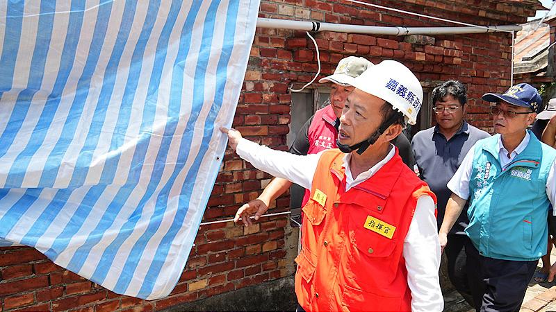 嘉義縣義消、百工修繕利他協會投入重建家園 嘉義縣布袋獨居老人用斗笠為老宅內神明遮風避雨