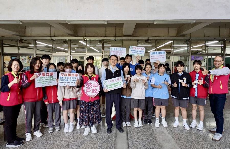 學子身分證到校辦 鼓山戶所服務貼心不卡關