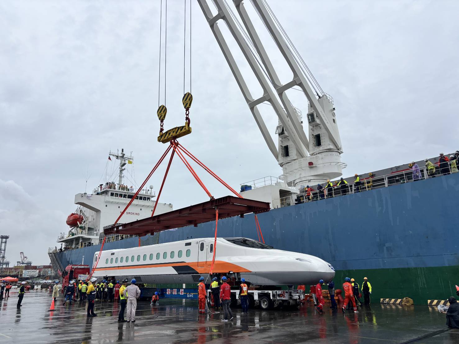 高雄港迎接台灣高鐵N700ST新世代列車，港務公司串聯海陸運輸，成就國家交通運輸重要里程碑