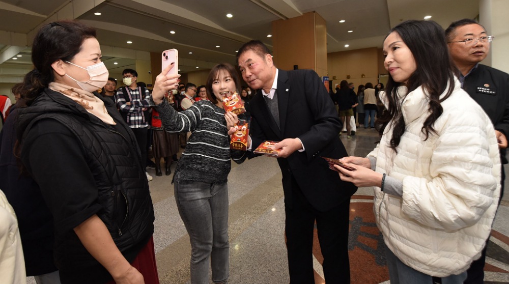 苗縣長鍾東錦感謝同仁辛勞　  各局處發放福袋祝福新年快樂