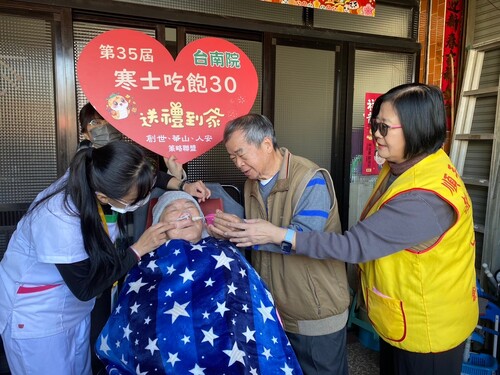 台南創世愛心大使送暖植物人家庭