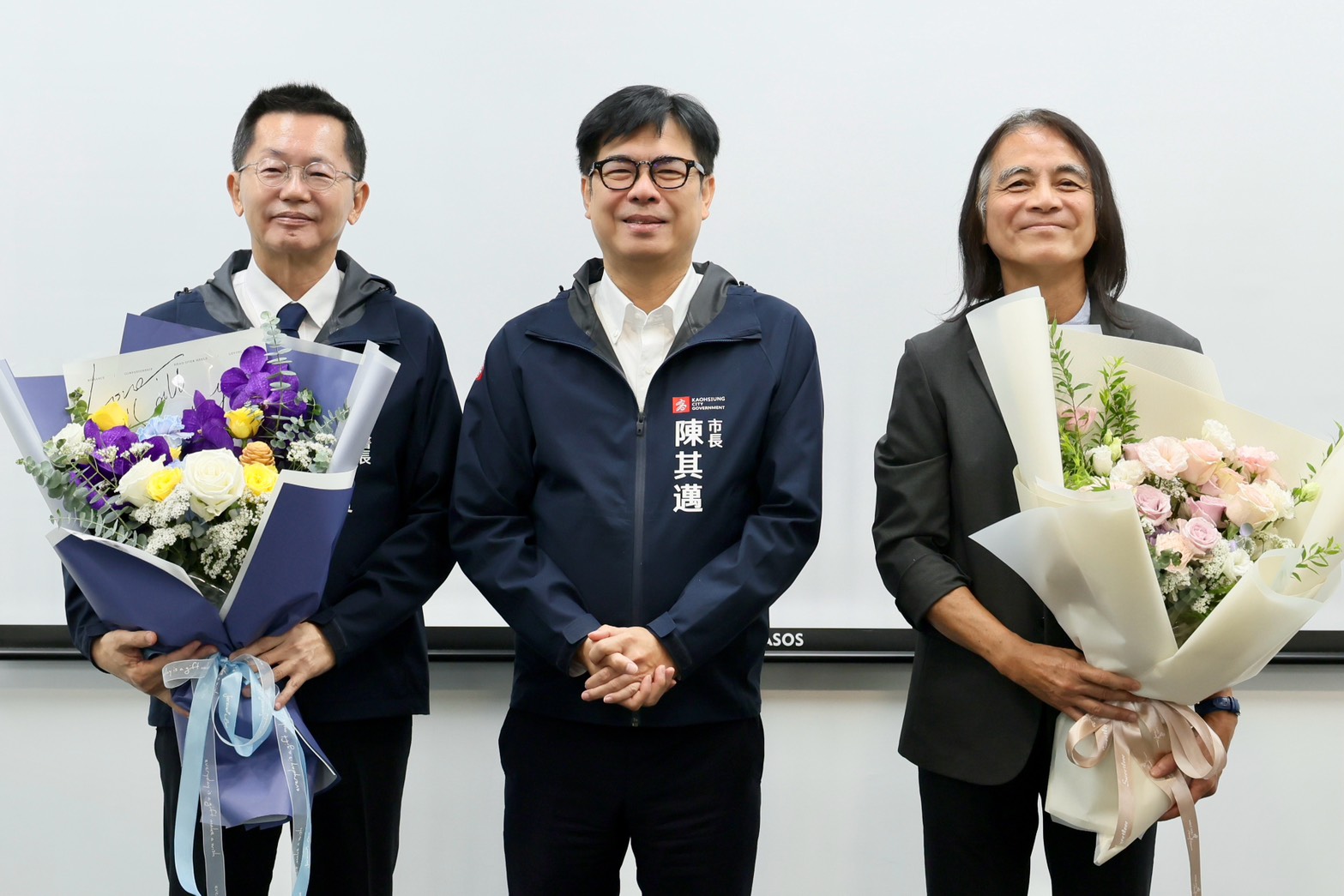 祕書長郭添貴及新工處長許永穆屆齡退休，陳其邁於市政會議前致贈退休紀念品、獻上祝福