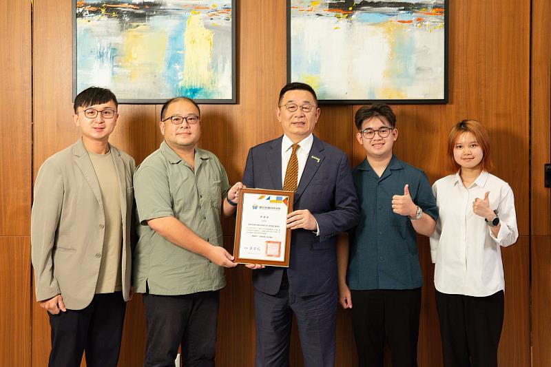 從印刷科第一名畢業到企業領航者　高科大校友林齊國獲全球留臺傑出校友獎
