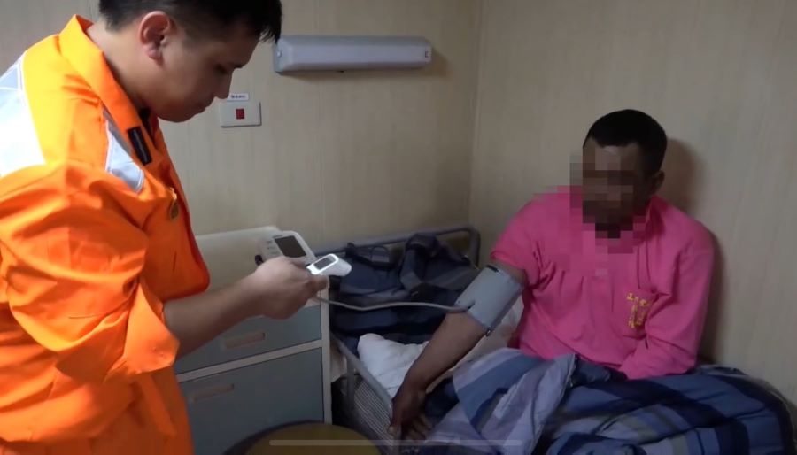 大年初一我遠洋漁船印籍船工昏迷 海巡五百浬惡浪馳援接力後送就醫