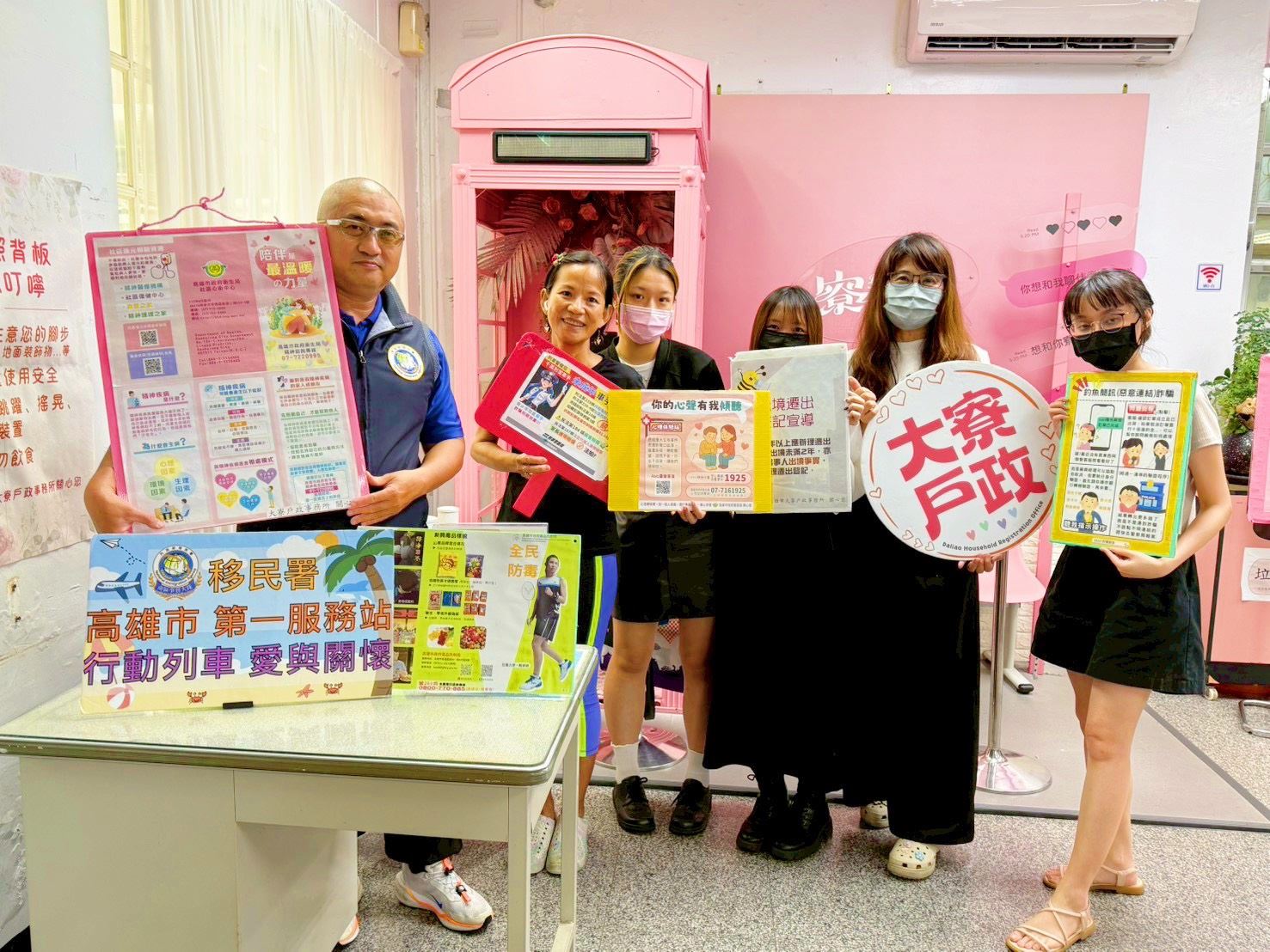 風雨無阻的愛！高雄連日大雨免奔波 移民署「行動列車」開進大寮，宅配服務超暖心