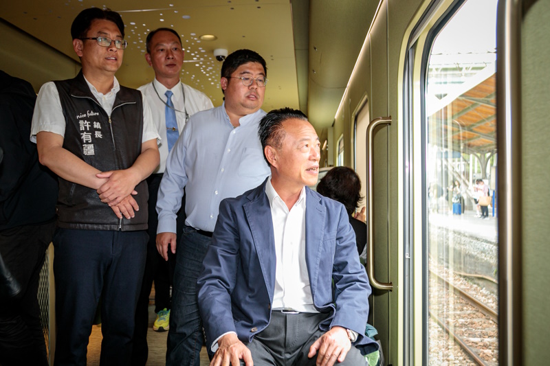 山嵐號首航抵「嘉」嘉義縣長翁章梁迎接首批遊客